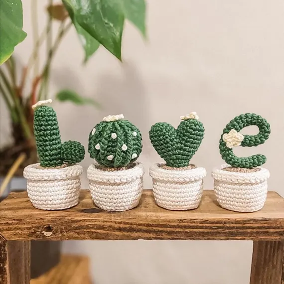 4 mini oeluche cactus en forme de lettre qui ecrivent "love"