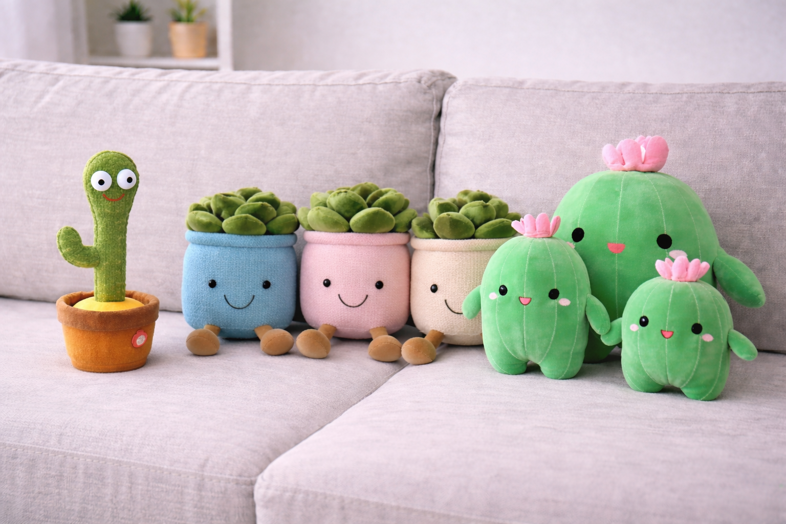 plusieurs peluches cactus sur canapé